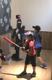 光る刀で対戦する体験アトラクションの様子